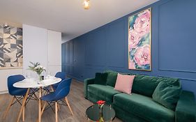Blue And Green Apartment With Bright Pink Bedroom In Krakow By Noclegi Renters