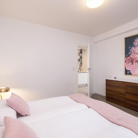 Blue And Green Apartment With Bright Pink Bedroom In Krakow By Noclegi Renters Экстерьер фото