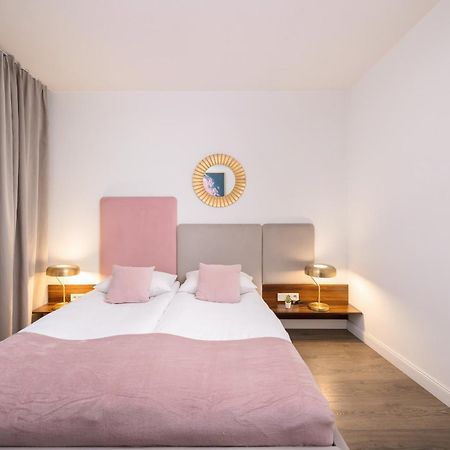 Blue And Green Apartment With Bright Pink Bedroom In Krakow By Noclegi Renters Экстерьер фото