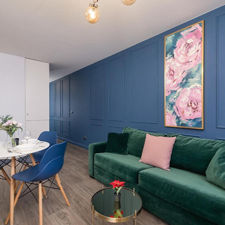 Blue And Green Apartment With Bright Pink Bedroom In Krakow By Noclegi Renters Экстерьер фото