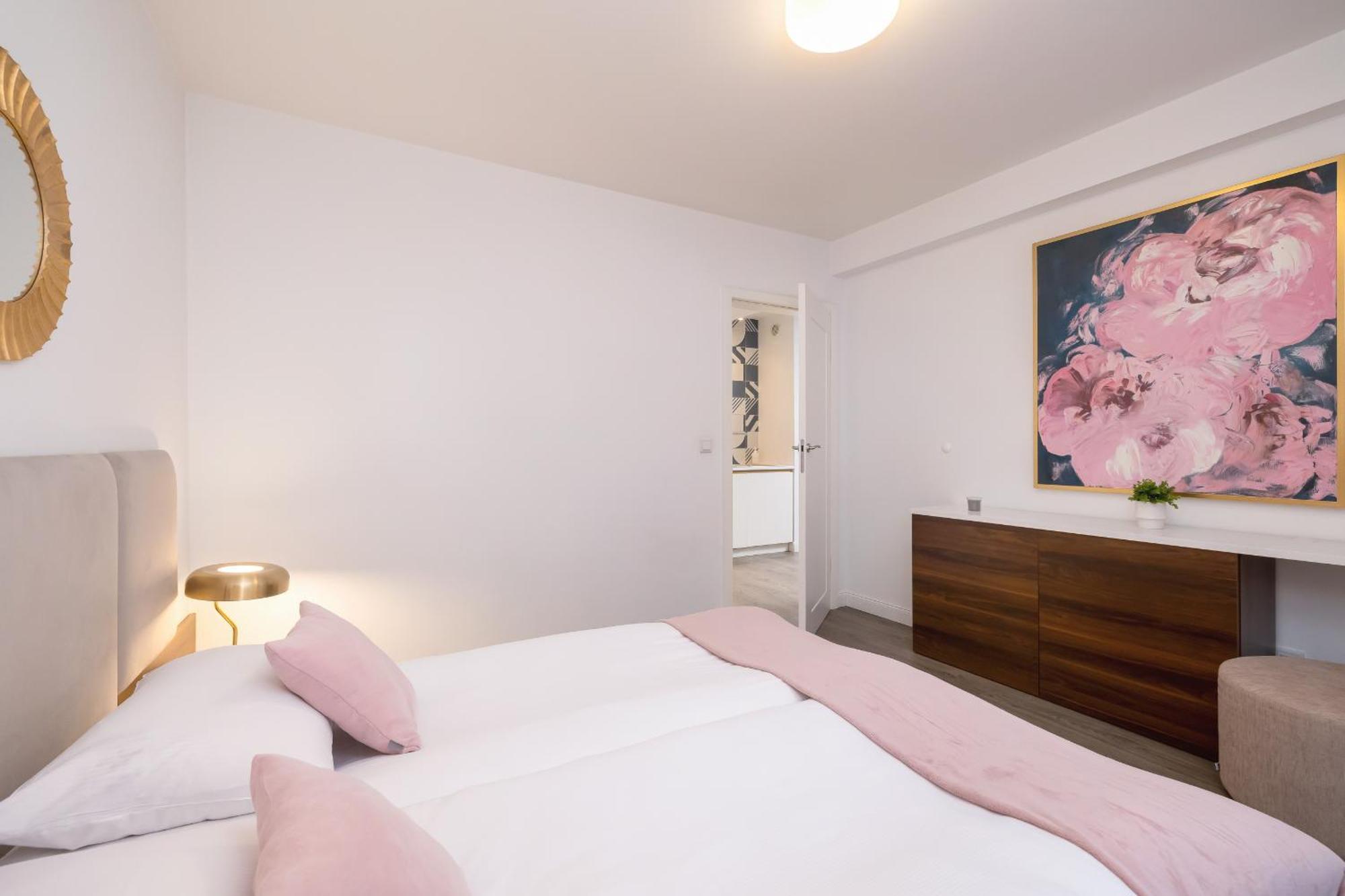 Blue And Green Apartment With Bright Pink Bedroom In Krakow By Noclegi Renters Экстерьер фото
