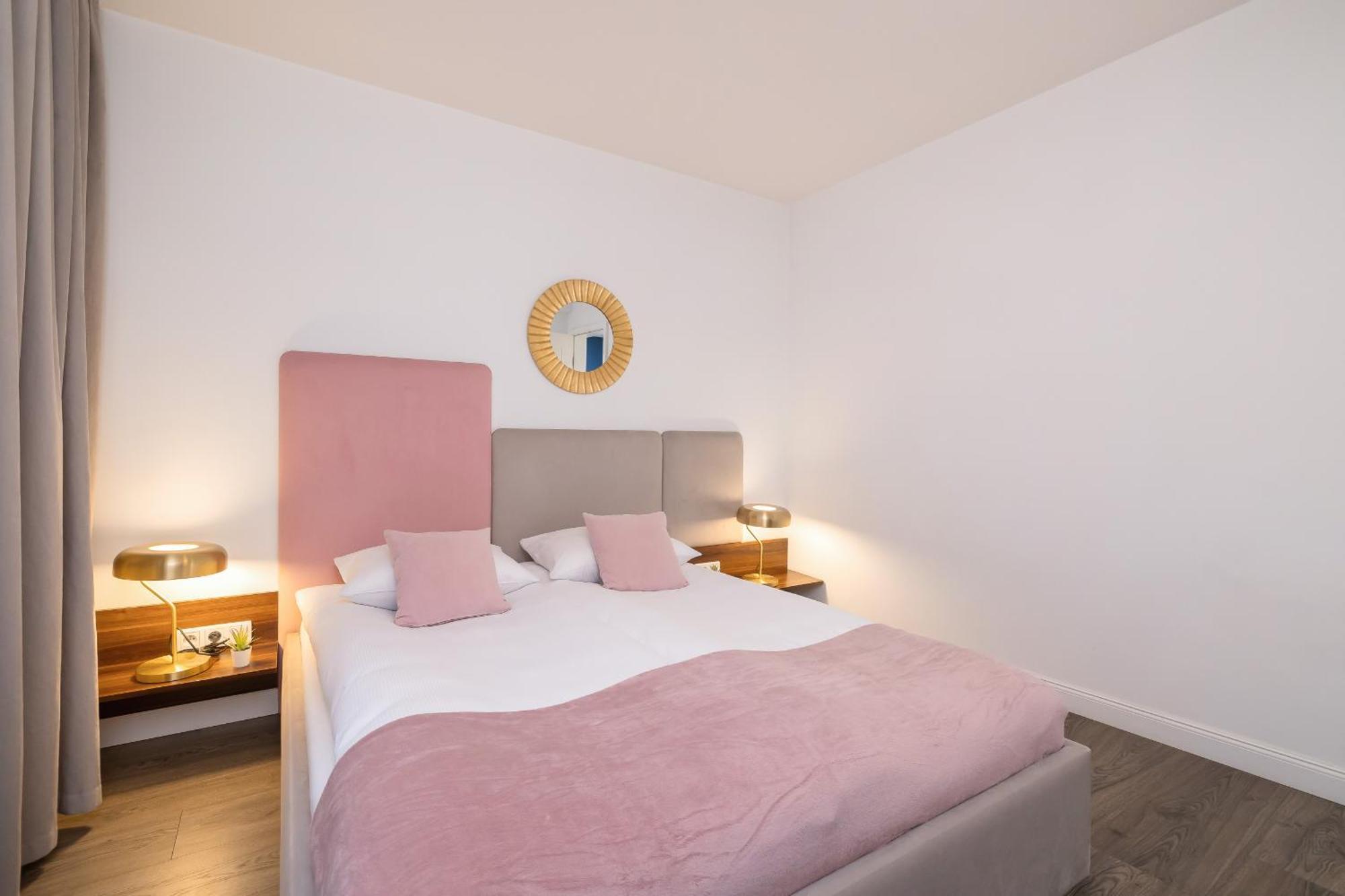 Blue And Green Apartment With Bright Pink Bedroom In Krakow By Noclegi Renters Экстерьер фото
