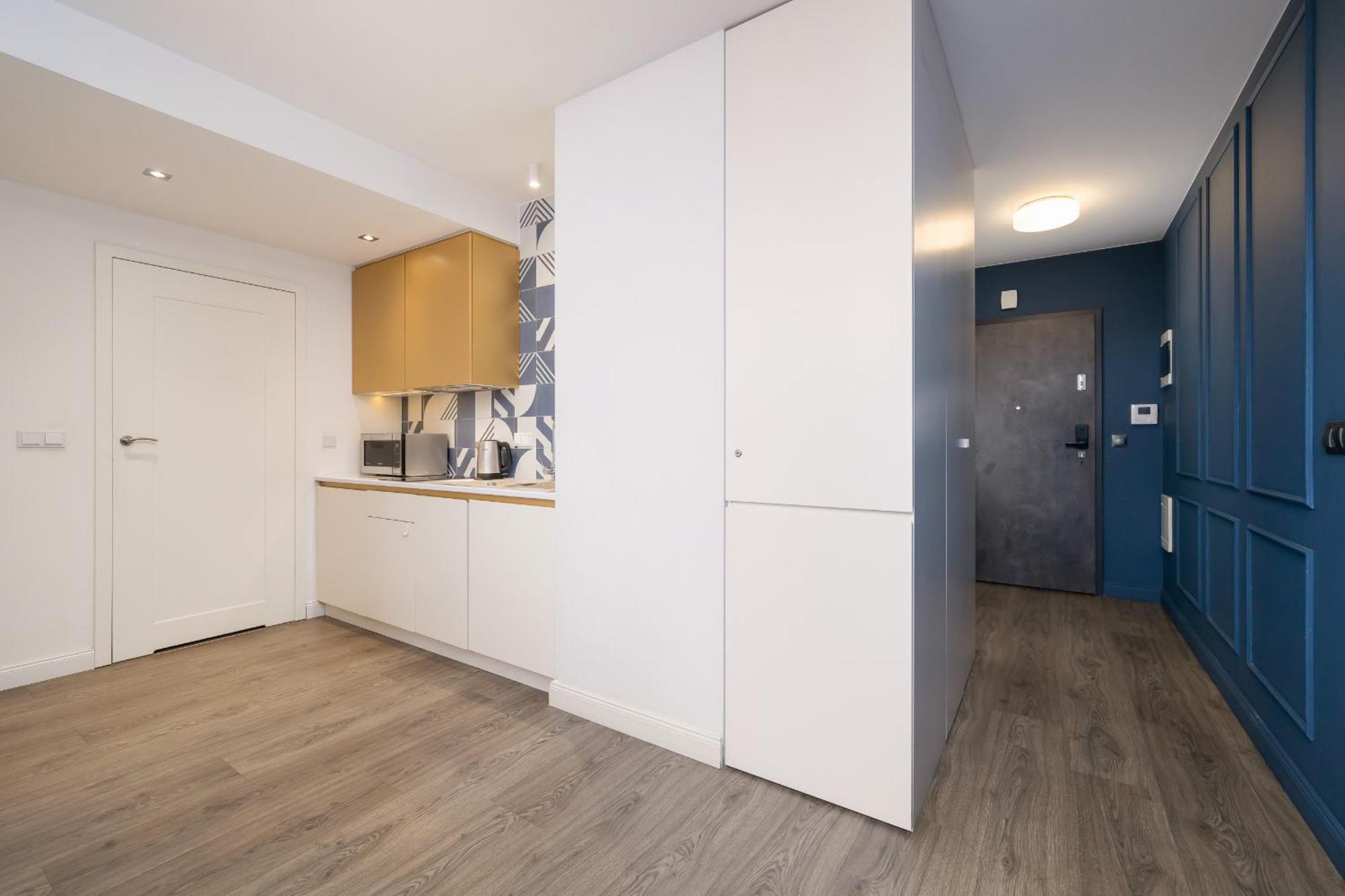 Blue And Green Apartment With Bright Pink Bedroom In Krakow By Noclegi Renters Экстерьер фото