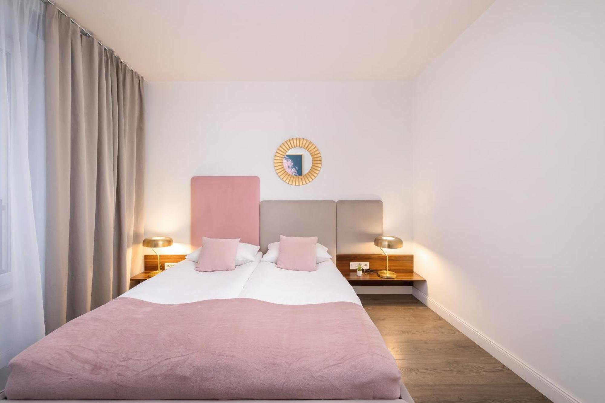 Blue And Green Apartment With Bright Pink Bedroom In Krakow By Noclegi Renters Экстерьер фото