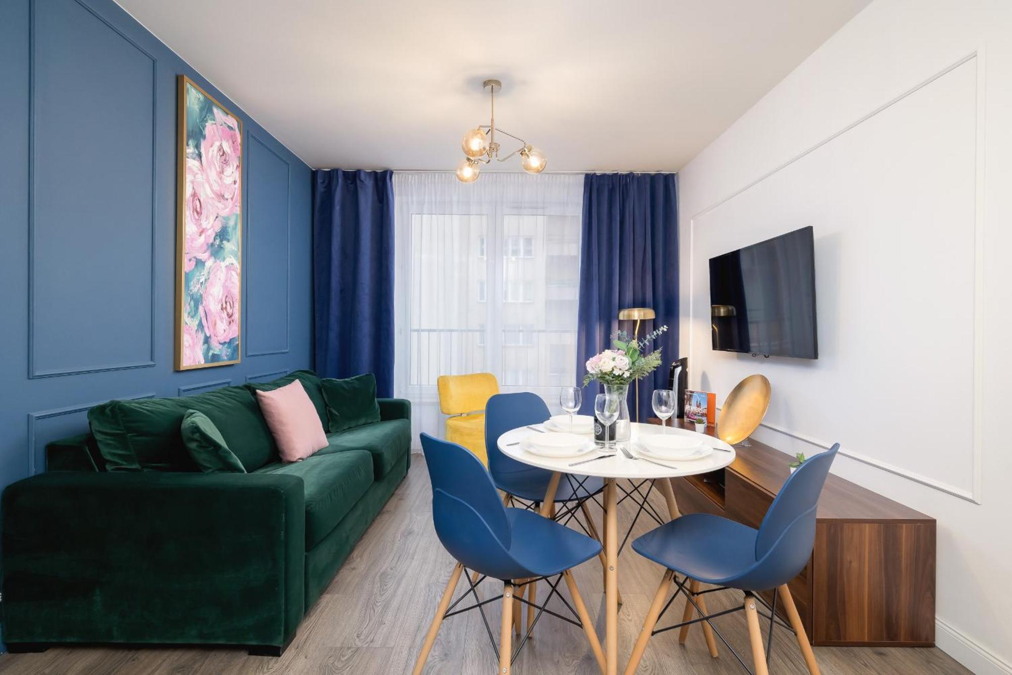Blue And Green Apartment With Bright Pink Bedroom In Krakow By Noclegi Renters Экстерьер фото