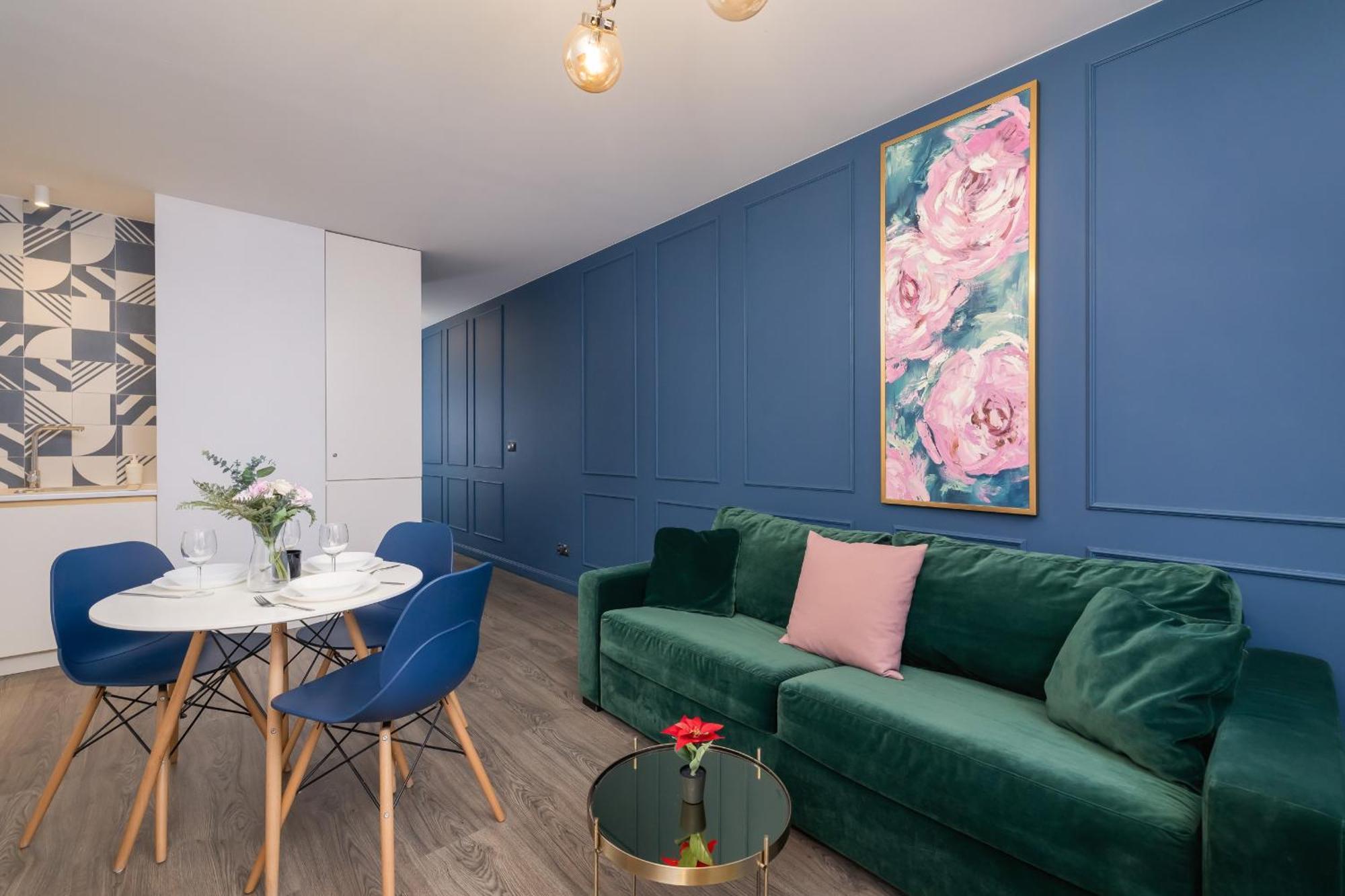 Blue And Green Apartment With Bright Pink Bedroom In Krakow By Noclegi Renters Экстерьер фото